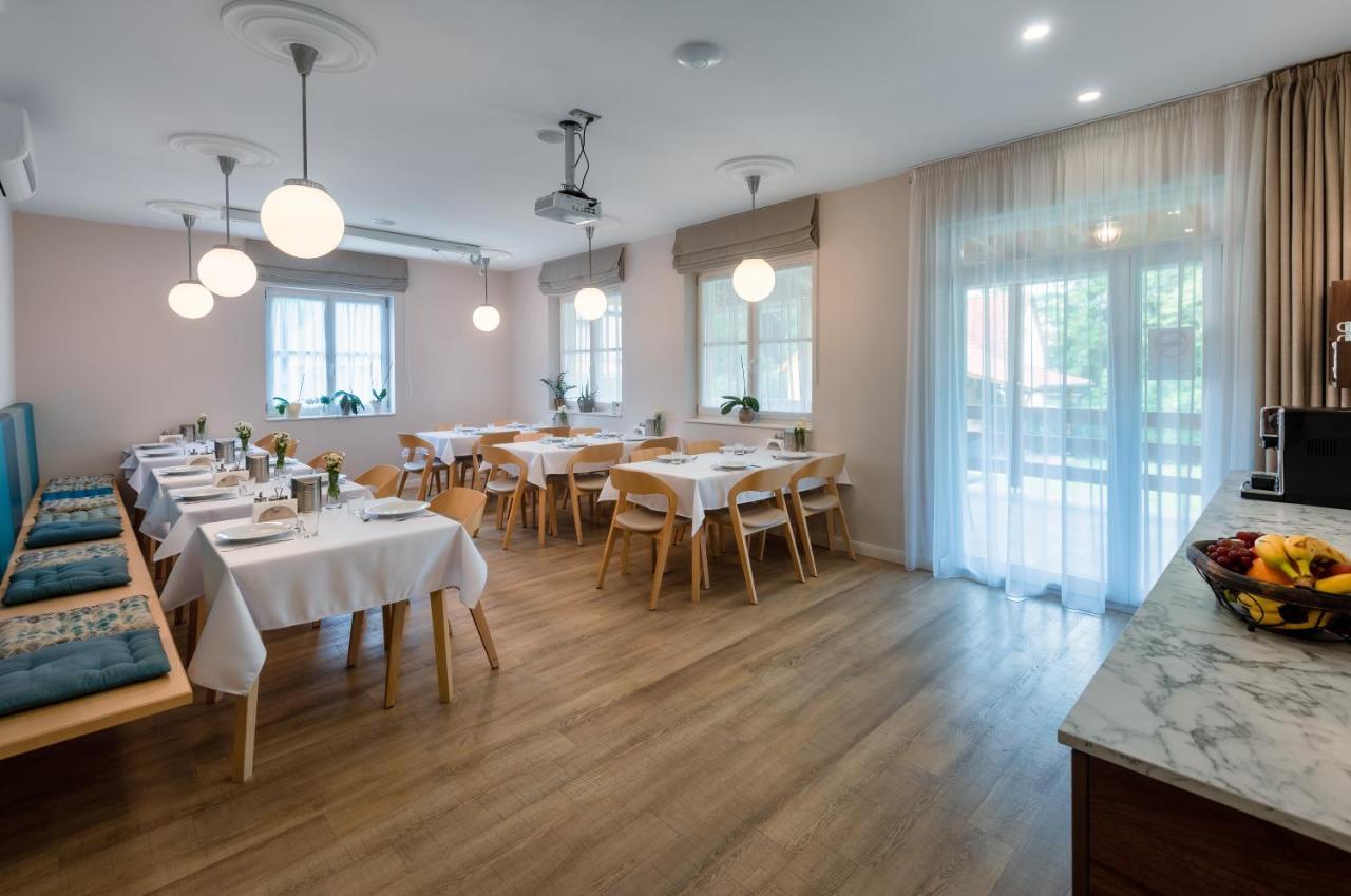 Ditlin Apartmanok Pápa Buitenkant foto