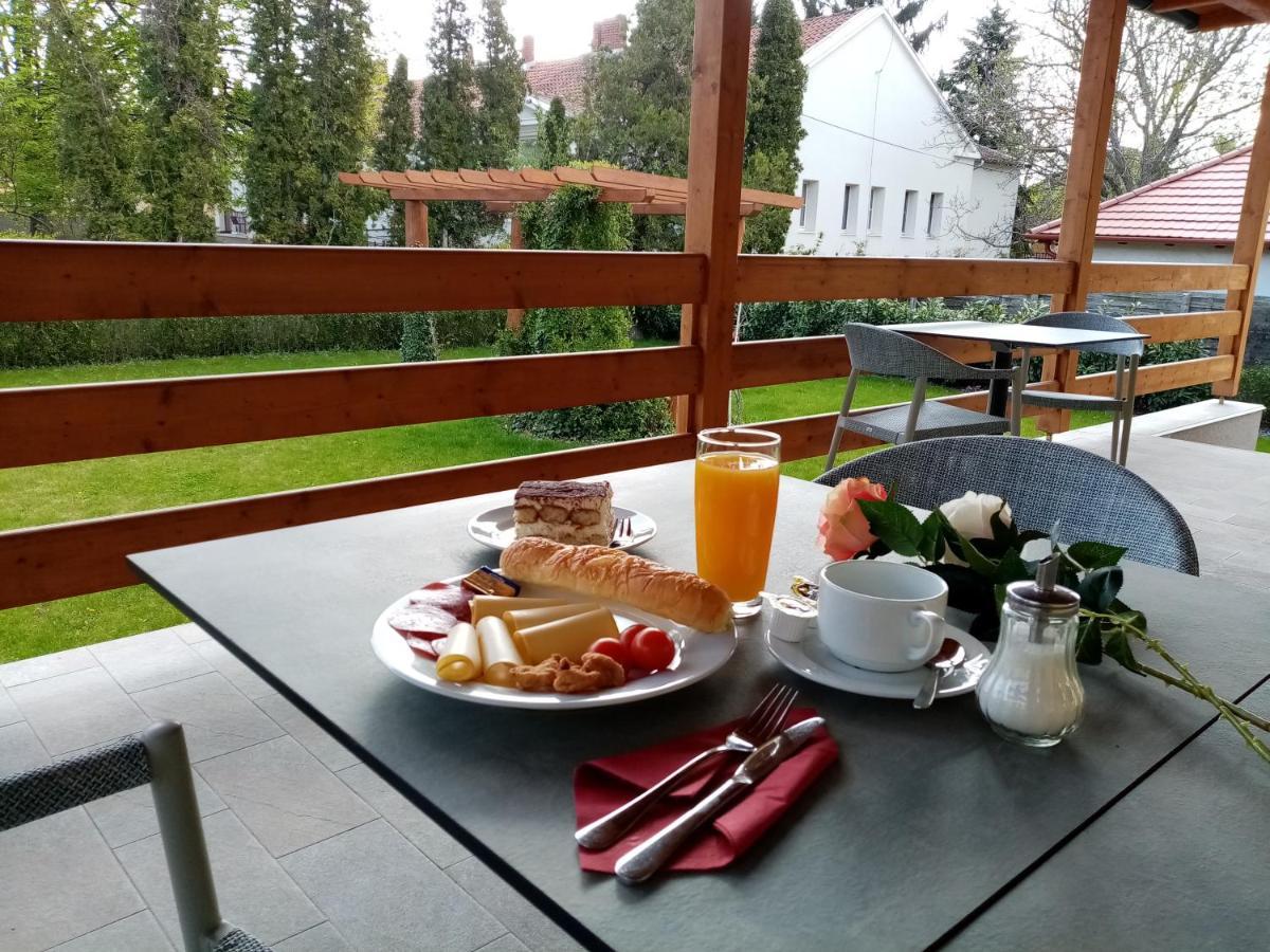 Ditlin Apartmanok Pápa Buitenkant foto